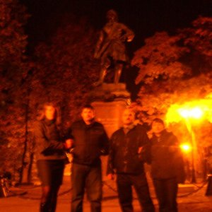 Юлия Лебедева с Андреем и я с Еленой на фоне  памятника Петру в Кронштадте (снято без вспышки в ночном режиме)