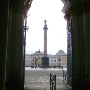 Вид на Дворцовую площадь из арки Эрмитажа