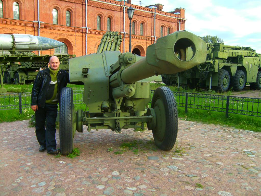 Во дворе музея Артиллерии
