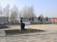ND-prav_Vesjoly-posjolok_Nevsky-memorial_21-04-2003_2.jpg