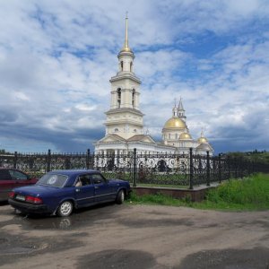 Невьянск, храм и легендарная Наклонная Башня (Демидова).