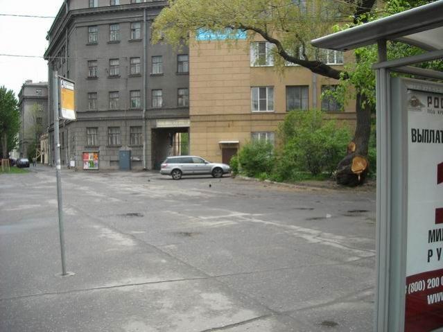 Парковка напротив кафе на Левашовском, уг. Чкаловского пр.
